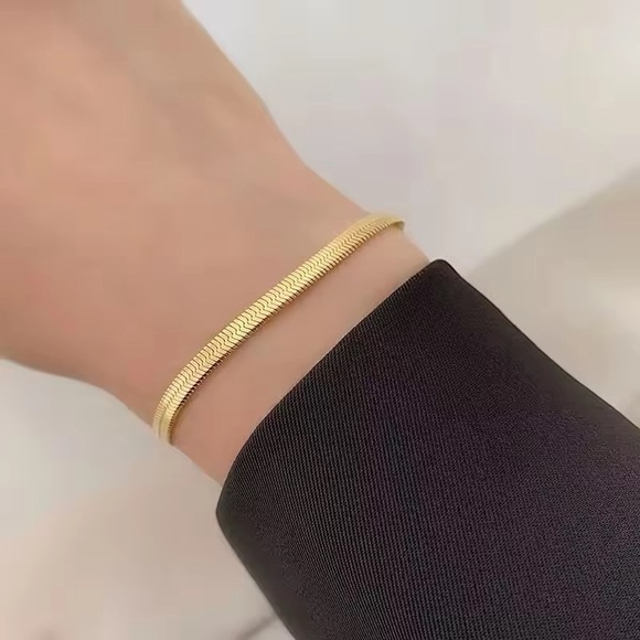 18K Gold Plated 4mm Herringbone bracelet - Picture 2 of 6